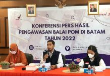 read news – BPOM Batam Berkomitmen Lindungi Masyarakat dari Peredaran Obat dan Makanan yang Tidak Aman Kepala Balai POM di Batam, Lintang Purba Jaya (tengah) saat konpress , Jumat (30/12/2022) mengatakan penamganan kasus sudah sesuai dengan tugas dan fungsinya sebagai lembaga pemerintah di bidang pengawasan Obat dan Makanan (Obat, Obat Tradisional, Kosmetika, Suplemen Kesehatan dan Pangan), dan bentuk pertanggungjawaban dalam pelaksanaan anggaran pemerintah. (foto : abyaqsa ramadan - batamtv.com)