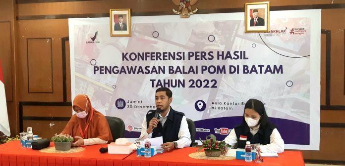 Kepala Balai POM di Batam, Lintang Purba Jaya (tengah) saat konpress , Jumat (30/12/2022) mengatakan penamganan kasus sudah sesuai dengan tugas dan fungsinya sebagai lembaga pemerintah di bidang pengawasan Obat dan Makanan (Obat, Obat Tradisional, Kosmetika, Suplemen Kesehatan dan Pangan), dan bentuk pertanggungjawaban dalam pelaksanaan anggaran pemerintah. (foto : abyaqsa ramadan - batamtv.com)  