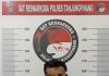 read news – Sat Resnarkoba Polresta Tanjungpinang Bekuk Empat Penyelundup Narkoba Salah satu tersangka penyalahguna narkoba berinisial MA. Dia diamankan Rabu (28/12/2022) di Bukit Bestari Bintan. MA diamankan bersama dengan satu orang temannya yang juga tersandung kasua yang sama. ( foto : dwi susilo - batamtv.com)