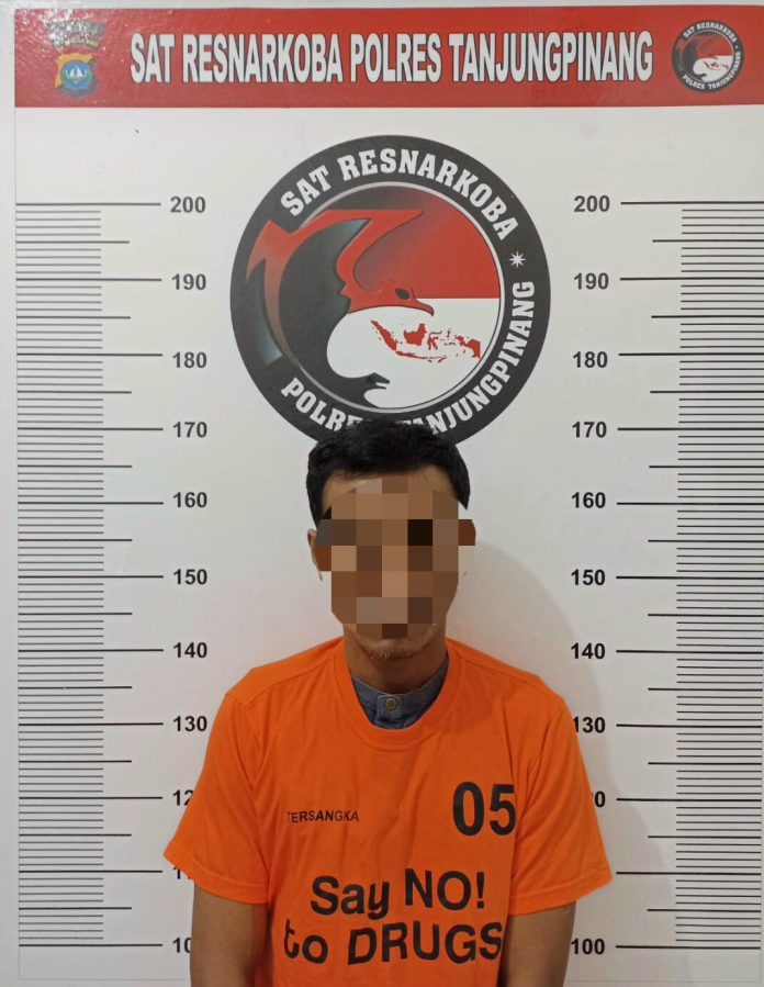 Salah satu tersangka penyalahguna narkoba berinisial MA. Dia diamankan Rabu (28/12/2022) di Bukit Bestari Bintan. MA diamankan bersama dengan satu orang temannya yang juga tersandung kasua yang sama. ( foto : dwi susilo - batamtv.com)