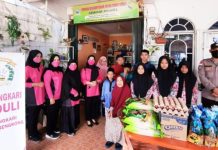 read news – Dua Panti Asuhan di Bengkong Dapat Bantuan Sembako Ketua Bhayangkari Polsek Bengkong Novita Mardalis dan wakilnya Sumarni Djulmi Aswirman bersama anggota Bhayangkari Ranting Bengkong datang ke lokasi Sabtu (31/12/2022). Bansos ini sebagai bentuk perhatian kami kepada warga khususnya ke anak-anak yatim piatu di panti asuhan. Dia berharap bantuan tersebut, mampu membantu orang-orang yang membutuhkan sekaligus berbagi kebahagiaan. ( foto : abyaqsa ramadan - batamtv.com)