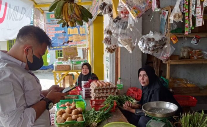 Kasi Pengendalian Bahan Pokok dan Penting Dinas Koperasi Usaha Mikro, Perindustrian dan Perdagangan  Bintan Setia Kurniawan tengah turun langsung dan mengecek harga cabai di pasaran. Seperti harga cabai di Pasar Barek Motor Kijang dan Pasar Inpres Kijang Kecamatan Bintan Timur, Selasa (3/1) mengalami kenaikan.  Harga cabai naik, karna   pasokan dari distributor yang sedang libur nataru. ( foto : abdi perdana - batamtv.com)