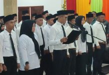read news – Usai Dilantik, 65 Panitia Pemilihan Kecamatan Siap Bertugas di 13 Kecamatan Inilah 65 orang PPK Kabupaten Lingga yang ditugaskan di 13 kecamatan. Masing-masing kecamatan akan diisi oleh 5 orang anggota PPK. Mereka usai menjalani Pelantikan PPK yang dilaksanakan di aula Hotel Lingga Pesona, Daik, Lingga, Rabu (4/1/2023). Ketua KPUD Lingga, Hasbullah mengatakan pelantikan PPK merupakan bagian dari tahapan Pemilihan Umum (Pemilu) tahun 2024. Dalam pelaksanaan pelantikan, berlangsung khidmat, terutama saat 65 orang anggota PPK membaca sumpah jabatan. ( foto : abdi perdana - batamtv.com)