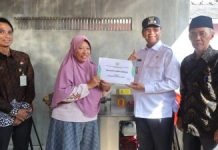 read news- Pelaku UMKM di Karimun Dapat Bantuan Perasan Santan dan Parutan Kelapa Pemkab Karimun akhirnya menyalurkan bantuan alat di desar Parit 2 Kecamatan Selat Gelam. Pemberian bantuan ini disampaikan langsung Wakil Bupati Karimun Anwar Hasyim (baju putih panjang) , Kamis (5/1/2023). Anwar Hasyim juga mengunjungi pondok pesantren perbatasan mutiara bangsa. Anwar Hasyim menyampaikan pemberian alat UMKM ini bertujuan untuk membantu dan mengembangkan hasil produksi lokal yang ada di Kabupaten Karimun. ( foto : abdi perdana - batamtv.com)