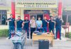 read news – Diduga Ambil Isi Kotak Amal, Pemuda ini Dibekuk Polisi Kapolsek Tebing, AKP Jaiz mengatakan, penangkapan terhadap MS (kelima dari kiri) berawal dari pengaduan Ketua Masjid Nabawi di komplek perumahan Balai Garden pada 31 Desember 2022. Kemudian, pada 4 Januari 2023, polisi langsung melakukan penyelidikan dan mendapati informasi bahwa terduga pelaku MS sedang berada dirumahnya di Jelutung, Kelurahan Darussalam. ( foto : abdi perdana - batamtv.com)
