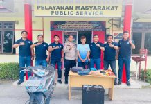 read news – Diduga Ambil Isi Kotak Amal, Pemuda ini Dibekuk Polisi Kapolsek Tebing, AKP Jaiz mengatakan, penangkapan terhadap MS (kelima dari kiri) berawal dari pengaduan Ketua Masjid Nabawi di komplek perumahan Balai Garden pada 31 Desember 2022. Kemudian, pada 4 Januari 2023, polisi langsung melakukan penyelidikan dan mendapati informasi bahwa terduga pelaku MS sedang berada dirumahnya di Jelutung, Kelurahan Darussalam. ( foto : abdi perdana - batamtv.com)