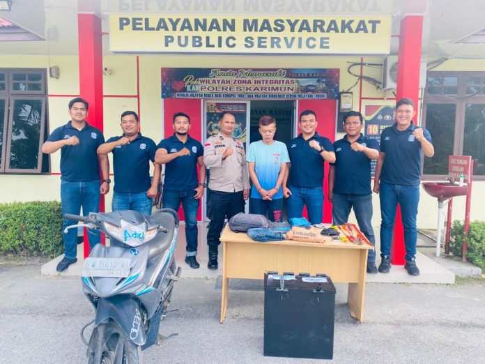 Kapolsek Tebing, AKP Jaiz mengatakan, penangkapan terhadap MS (kelima dari kiri) berawal dari pengaduan Ketua Masjid Nabawi di komplek perumahan Balai Garden pada 31 Desember 2022.  Kemudian, pada 4 Januari 2023, polisi langsung melakukan penyelidikan dan mendapati informasi bahwa terduga pelaku MS sedang berada dirumahnya di Jelutung, Kelurahan Darussalam. ( foto : abdi perdana - batamtv.com)
