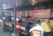 read news – Warga Kecamatan Meral Karimun Mengungkapkan Berbagai Keluhan Kapolres Karimun AKBP Tony Pantano (pegang mix) menyambangi warga di Kedai Kopi Sahabat yang berada di Kelurahan Baran Barat Kecamatan Meral, Karimun, Jum’at (06/01/2023). Kapolres Karimun langsung mendengarkan curhatan dari masyarakat, berbagai macam keluhan dan masukan dari masyarakat. Selain akan merespon secara cepat AKBP Tony juga menyatakan pamit karena sudah ada pengganti dirinya sebagai Kapolres Karimun .( foto : abdi perdana - batamtv.com)