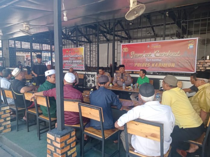 Kapolres Karimun AKBP Tony Pantano (pegang mix) menyambangi warga di Kedai Kopi Sahabat yang berada di Kelurahan Baran Barat Kecamatan Meral, Karimun, Jum’at (06/01/2023). Kapolres Karimun langsung mendengarkan curhatan dari masyarakat, berbagai macam keluhan dan masukan dari masyarakat. Selain akan merespon secara cepat AKBP Tony juga menyatakan pamit karena sudah ada pengganti dirinya sebagai ( foto : abdi perdana - batamtv.com) Kapolres Karimun AKBP Tony Pantano (pegang mix) menyambangi warga di Kedai Kopi Sahabat yang berada di Kelurahan Baran Barat Kecamatan Meral, Karimun, Jum’at (06/01/2023). Kapolres Karimun langsung mendengarkan curhatan dari masyarakat, berbagai macam keluhan dan masukan dari masyarakat. Selain akan merespon secara cepat AKBP Tony juga menyatakan pamit karena sudah ada pengganti dirinya sebagai Kapolres Karimun .( foto : abdi perdana - batamtv.com)