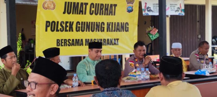 Warga Kecamatan Toapaya Bintan menyampaikan keluhan  di depan Kapolsek Gunung Kijang   Iptu Sugiono (seragam polisi, pegang mix) yang menggelar Jum’at Curhat dengan masyarakat di Kecamatan Toapaya di Pujasera Km 18 Desa Toapaya Selatan, Jum’at (6/1) siang.  Keluhan dan curahatan hati warga pun diterima dengan baik oleh Iptu Sugiono.  ( foto : dwi susilo - batamtv.com)