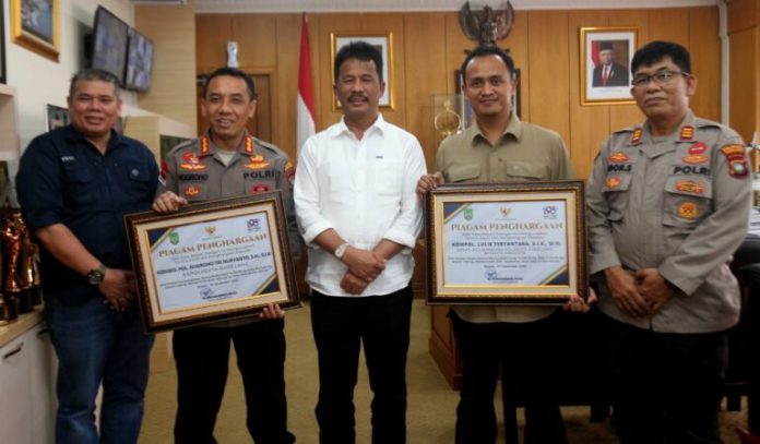 Walikota Batam HM Rudi ( tengah kemeja putih) usai memberikan penghargaan kepada Kapolrestas Barelang, Kombes Pol. Nugroho Tri Nuryanto dan Kasat Resnarkoba Polresta Barelang, Kompol Lulik Febyantara. Penghargaan itu diberikan langsung oleh Wali Kota Batam, Muhammad Rudi, atas prestasi pengungkapan barang bukti ganja 14.309,86 Kg, sabu 81.621,69 Kg, kokain 1.106 Kg, ekstasi 51.445 butir, sepanjang Tahun 2022 di Kota Batam. ( foto : abyaqsa ramadan - batamtv.com)