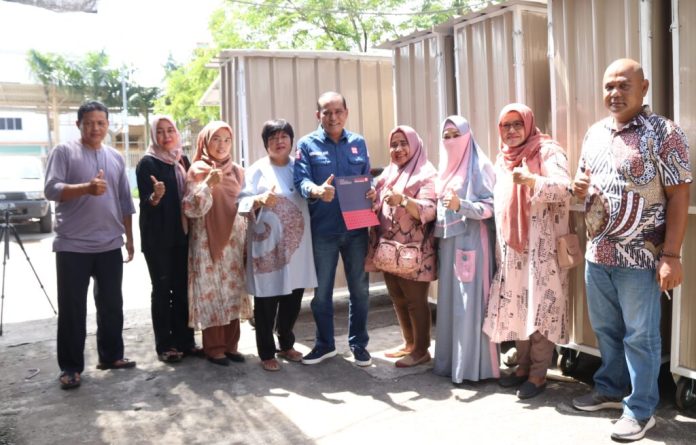 DPRD Kepulauan Riau  Sirajudin Nur saat memberikan bantuan gerobak bagi pedagang kaki lima ini adalah bagian dari program ekonomi kerakyatan yang menjadi prioritas saya sejak tahun 2017. Sejak tahun 2017, Sirajudin bekerja sama dengan Dinas Koperasi dan UKM Kepri telah menyalurkan gerobak kepada 137 pelaku usaha di 7 Kabupaten/Kota. ( foto : muhammad amin - batamtv.com)