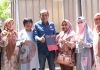 read news – 137 Penerima Gerobak Dagangan Berterimakasih kepada Sirajudin Nur DPRD Kepulauan Riau Sirajudin Nur saat memberikan bantuan gerobak bagi pedagang kaki lima ini adalah bagian dari program ekonomi kerakyatan yang menjadi prioritas saya sejak tahun 2017. Sejak tahun 2017, Sirajudin bekerja sama dengan Dinas Koperasi dan UKM Kepri telah menyalurkan gerobak kepada 137 pelaku usaha di 7 Kabupaten/Kota. ( foto : muhammad amin - batamtv.com)