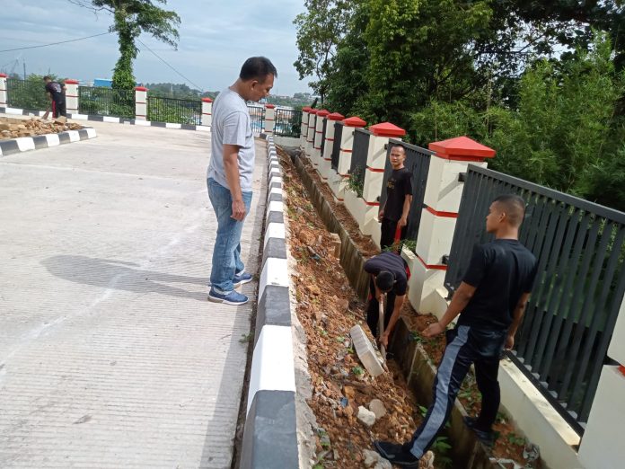 Kapolsek Batu Ampar Kompol Salahuddin menyebut kepastian tanggal kepindahan personil untuk menempati lokasi yang baru, belum ditentukan. Sabtu (07/01/2023). Untuk mendukung proses kepindahan, personil Polsek Batuampar menggelar  kegiatan gotong royong bersama di gedung baru Mako Polsek Batu Ampar di Bukit Senyum sejak pukul.08.00 WIB sampai selesai dipimpin AKP Syarifudin (berkaus abuabu) selaku Wakpolsek Batuampar. ( foto muhammad amin - batamtv.com)