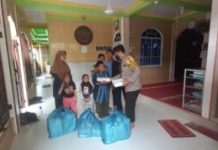 read news – Keceriaan Anak Panti Asuhan di Batuampar Nikmati Nasi Kotak Bhabinkamtibmas Tanjung Sengkuang Bripka Iwan (kanan) , membagikan 50 nasi kotak kepada anak panti asuhan Al mutaalim dan Panti Asuhan Rido ilahi. Aksi ini sebagai bentuk kepedulian Polresta Barelang wilayah Kecamatan Batu Ampar, Senin (09/01/2023). Bripka Iwan didampingi oleh Kasihumas Aipda Zulherman. membagikan nasi kotak sebanyak 50 kotak dengan sasaran yaitu dua panti asuhan Rido ilahi Melcem Tanjung Singkuang dan Panti Asuhan Al Mutaalim Sengkuang Kecamatan Batu Ampar. ( foto : muhammad amin - batamtv.com)