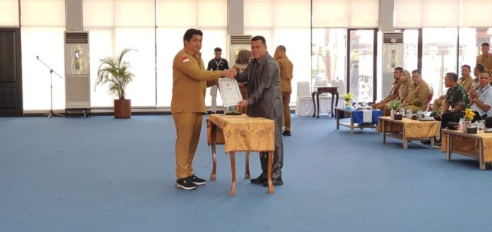 ( foto abdi perdana - batamtv.com) Bupati Bintan, Robby Kurniawan saat penyerahan Dokumen Pelaksanaan Anggaran (DPA) tahun 2023 di Aula Kantor Bupati Bintan, Selasa (10/1/2023). Robby mengatakan alokasi anggaran yang tertuang dalam APBD Bintan tahun 2023 untuk pendidikan dialokasi sebesar 27 persen dari kewajiban yang diamanatkan undang-undang sebesar 20 persen. Hal ini merupakan bentuk keseriusan Pemerintah Kabupaten (Pemkab) Bintan dalam memperhatikan dunia pendidikan amatlah serius. ( foto abdi perdana - batamtv.com)