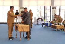 read news – Penyerahan Dokumen Pelaksanaan Anggaran (DPA), Robby Kurniawan: Alokasi Pendidikan 27 Persen Bupati Bintan, Robby Kurniawan saat penyerahan Dokumen Pelaksanaan Anggaran (DPA) tahun 2023 di Aula Kantor Bupati Bintan, Selasa (10/1/2023). Robby mengatakan alokasi anggaran yang tertuang dalam APBD Bintan tahun 2023 untuk pendidikan dialokasi sebesar 27 persen dari kewajiban yang diamanatkan undang-undang sebesar 20 persen. Hal ini merupakan bentuk keseriusan Pemerintah Kabupaten (Pemkab) Bintan dalam memperhatikan dunia pendidikan amatlah serius. ( foto abdi perdana - batamtv.com)