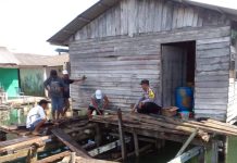 read news – Warga Bukit Bestari Bergotong Royong Benahi Rumah Bhabinkamtibmas Kelurahan Tanjung Unggat Polsek Bukit Bestari Polresta Tanjungpinang , Aiptu Razmudi (berseragam polisi) yang berada di lokasi gotong royong mengatakan tugas kepolisian tidak hanya seputar penegakan hukum dan harkamtibmas, tapi juga membantu meringankan pekerjaan masyarakat. Salah satunya adalah dengan mengikuti kegiatan sosial berupa gotong royong Selasa (10/01/23) bersama memperbaiki rumah salah seorang warga di Rw 06 Kelurahan Tanjung Unggat yang membutuhkan bantuan. ( foto : abdi perdana - batamtv.com)