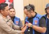 read news- Awak Media di Bintan Terima Bantuan Rompi Pemberian rompi dilakukan langsung oleh Kapolresta Tanjungpinang, Kombes Pol. H. Ompusunggu kepada salah satu awal media . Rompi tersebut dibagikan Kapolres secara simbolis saat acara coffee morning di rupatama Polresta Tanjungpinang, Selasa (10/01/23). Ompusunggu mengatakan awak media atau insan pers merupakan mitra strategis Polri dalam memberikan informasi dan membina masyarakat khususnya di wilayah Kota Tanjungpinang. ( foto : dwi susilo - batamtv.com)