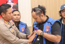 read news- Awak Media di Bintan Terima Bantuan Rompi Pemberian rompi dilakukan langsung oleh Kapolresta Tanjungpinang, Kombes Pol. H. Ompusunggu kepada salah satu awal media . Rompi tersebut dibagikan Kapolres secara simbolis saat acara coffee morning di rupatama Polresta Tanjungpinang, Selasa (10/01/23). Ompusunggu mengatakan awak media atau insan pers merupakan mitra strategis Polri dalam memberikan informasi dan membina masyarakat khususnya di wilayah Kota Tanjungpinang. ( foto : dwi susilo - batamtv.com)