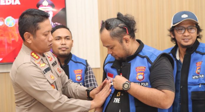 Pemberian rompi  dilakukan langsung oleh Kapolresta Tanjungpinang, Kombes Pol. H. Ompusunggu kepada salah satu awal media . Rompi tersebut dibagikan Kapolres secara simbolis saat acara coffee morning di rupatama Polresta Tanjungpinang, Selasa (10/01/23).  Ompusunggu mengatakan awak media atau insan pers merupakan mitra strategis Polri dalam memberikan informasi dan membina masyarakat khususnya di wilayah  Kota Tanjungpinang. ( foto : dwi susilo - batamtv.com)