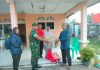 read news – Empat Keluarga Korban Puting Beliung di Bintan Terima Bantuan Babinsa Kijang Kota Koramil 02/0315 Tanjungpinang, Serda Eko Sarjono ( seragam TNI) dan perwakilan RW Kampung Lengkuas saat menyerahkan bantuan ke korban puting beliung. Peristiwa ini terjadi siang hari tepat pada pukul 12.00 Wib menjelang waktu Zuhur, , Selasa (10/01/2023). Bencana berupa pusaran angin puting beliung menghantam empat rumah dekat daerah Kelurahan Kijang Kota, Kecamatan Bintan Timur (Bintim), Kabupaten Bintan, Provinsi Kepulauan Riau (Kepri). ( foto dwi susilo - batamtv.com)