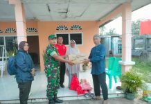 read news – Empat Keluarga Korban Puting Beliung di Bintan Terima Bantuan Babinsa Kijang Kota Koramil 02/0315 Tanjungpinang, Serda Eko Sarjono ( seragam TNI) dan perwakilan RW Kampung Lengkuas saat menyerahkan bantuan ke korban puting beliung. Peristiwa ini terjadi siang hari tepat pada pukul 12.00 Wib menjelang waktu Zuhur, , Selasa (10/01/2023). Bencana berupa pusaran angin puting beliung menghantam empat rumah dekat daerah Kelurahan Kijang Kota, Kecamatan Bintan Timur (Bintim), Kabupaten Bintan, Provinsi Kepulauan Riau (Kepri). ( foto dwi susilo - batamtv.com)