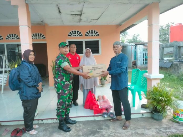 Babinsa Kijang Kota Koramil 02/0315 Tanjungpinang, Serda Eko Sarjono ( seragam TNI) dan perwakilan RW Kampung Lengkuas saat menyerahkan bantuan ke korban puting beliung.  Peristiwa ini terjadi  siang hari tepat pada pukul 12.00 Wib menjelang waktu Zuhur, , Selasa (10/01/2023). Bencana  berupa pusaran angin puting beliung  menghantam empat rumah dekat daerah Kelurahan Kijang Kota, Kecamatan Bintan Timur (Bintim), Kabupaten Bintan, Provinsi Kepulauan Riau (Kepri). ( foto dwi susilo - batamtv.com)