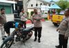 read news- Belasan Knalpot Racing di Karimun Disita Saat ini ada sebelas knalpot racing yang diamankan saat menggelar penertiban terhadap pengendara roda dua yang menggunakan knalpot racing. AKP Rizal Rahim ( mengangkat knalpot racing) \, di Kecamatan Moro, Rabu, 11/01/2023. menjelaskan penindakan knalpot – knalpot racing juga untuk meningkatkan rasa kesadaran masyarakat terkait penggunaan aksesoris kendaraan, serta untuk menekan angka kecelakaan di wilayah hukum Polsek Moro. ( foto : abdi perdana - batamtv.com)