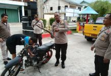 read news- Belasan Knalpot Racing di Karimun Disita Saat ini ada sebelas knalpot racing yang diamankan saat menggelar penertiban terhadap pengendara roda dua yang menggunakan knalpot racing. AKP Rizal Rahim ( mengangkat knalpot racing) \, di Kecamatan Moro, Rabu, 11/01/2023. menjelaskan penindakan knalpot – knalpot racing juga untuk meningkatkan rasa kesadaran masyarakat terkait penggunaan aksesoris kendaraan, serta untuk menekan angka kecelakaan di wilayah hukum Polsek Moro. ( foto : abdi perdana - batamtv.com)