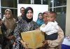 read news – Turunkan Stunting, Hafizha Usulkan Rumah Asuh Teluk Sasah Ketua TP PKK Bintan Hafizha Rahmdhani saat mengantisipasi isu stunting di Desa Teluk Sasah , Kecamatan Seri Kuala Lobam Kabupaten Bintan langsung menyambangi lebih dari 40 orang tua di Aula Kaca Kantor Camat Seri Kuala Lobam, Kamis (12/01). Batita yang dibawa oleh orang tua dicek dan diperhatikan langsung oleh Hafziha. Dia mengatakan rata-rata indikasinya kan di berat badan, belum ke stunting tapi resiko ke sana. Makanya dirinya mau gerak cepat. ( foto : abdi perdana - batamtv.com )