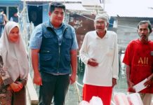 read news- Gerak Cepat Bupati Robby Kurniawan Sambangi Korban Puting Beliung Bupati Bintan Roby Kurniawan, (rompi biru) jajaran Pemerintah Kabupaten (Pemkab) Bintan bergerak cepat dalam menyalurkan bantuan untuk warga yang terdampak bencana. Salah satu warga yang terdampak bencana M.Iswan, mengucapkan rasa terima kasih kepada bupati. Pemkab Bintan melalui Dinas Sosial Bintan dan BPBD Bintan telah menyalurkan bantuan berupa Sembako dan perlengkapan bagi warga yang terdampak bencana alam puting beliung, Kamis, 12 Januari 2023. ( foto : abdi perdana - batamtv.com)