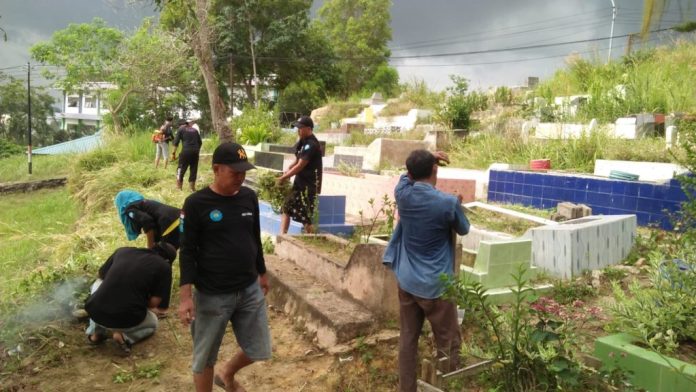 ( foto : muhammad amin- batamtv.com) Anggota dan pengurus Permudi Kota Batam, melaksanakan kegiatan gotong royong bersama warga pada Minggu (15/1/2023). Mereka bergotong royong bersama sama membersihkan areal pemakaman Tanjung Sengkuang Keamatan Batuampar sejak jam 08:00 pagi. Kegiatan ini selalu rutin dilakukan oleh Permudi Kota Batam dan berkerjasama dengan masyarakat . ( foto : muhammad amin- batamtv.com)