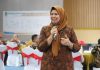 read news – Sosialisasi Peningkatan, Pembinaan dan Pengawasan untuk Guru Digelar di Bintan Ketua Komisi IV DPRD Kepri Hj. Dewi Kumalasari Ansar resmi membuka kegiatan Sosialisasi Peningkatan, Pembinaan dan Pengawasan bagi Guru terhadap Perilaku Peserta Didik di SMA, SMK dan SLB se-Kabupaten Bintan tahun 2023 di Aula Kantor Bupati Bintan, Sabtu (14/01). ( foto : abdi perdana - batamtv.com)