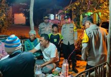 read news – Sasar Lokasi Nongkrong dan Berpotensi Pidana, Polisi Temukan ini Anggota Polsek Gunung Kijang, Iptu Damanik (belakang) saat bersama anggota lainnya melakukan pemantauan dan patroli di lokasi-lokasi yang rawan terjadinya tindak pidana dan lokasi yang sering digunakan warga untuk berkumpul hingga larut malam Minggu dinihari (15/1/2023). Petugas menghimbau agar masyarakat tetap mematuhi protokol kesehatan walaupun PPKM sudah dicabut namun protokol kesehatan tetap dilakukan untuk kesehatan kita masing-masing.( foto dwi susilo - batamtv.com)