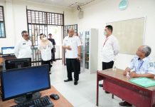 read news – 812 Calon Guru Fungsional ‘Bertarung’ melalui CAT Sekretaris Daerah (Sekda) Kota Batam, Jefridin Hamid (kiri) hadir dan memantau langsung ujian seleksi calon PPPK JF guru. Seleksi ini , kata Jefridin akan dilaksanakan selama dua hari yakni pada 18 Januari 2023 diikuti dengan sebanyak 430 peserta dan 19 Januari 2023 sebanyak 382 peserta. Mereka melaksanakan ujian seleksi dengan metode Computer Assisted Test – Ujian Nasional Berbasis Komputer (CAT-UNBK). Lokasi ujian dilaksanakan di tiga tempat yaitu SMKN 1 Kecamatan Batu Aji, SMAN 1 Kecamatan Sekupang dan SMAN 3 Kecamatan Batam Kota. ( foto : muhammad amin - batamtv.com)