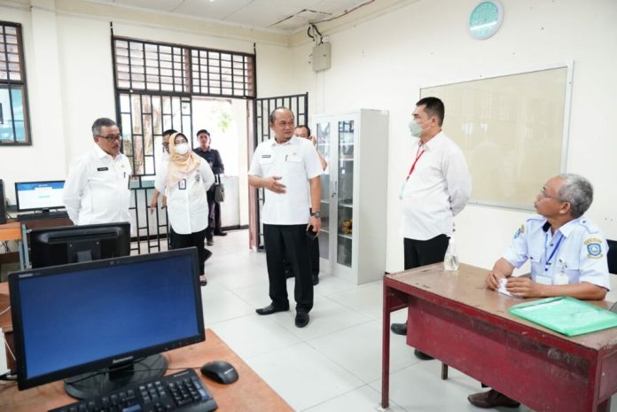 Sekretaris Daerah (Sekda) Kota Batam, Jefridin Hamid (kiri) hadir dan memantau langsung ujian seleksi calon PPPK JF guru. Seleksi ini , kata Jefridin  akan dilaksanakan selama dua hari yakni pada 18 Januari 2023 diikuti dengan sebanyak 430  peserta dan 19 Januari 2023  sebanyak 382 peserta. Mereka melaksanakan ujian seleksi dengan metode Computer Assisted Test – Ujian Nasional Berbasis Komputer (CAT-UNBK).  Lokasi ujian dilaksanakan di tiga tempat yaitu SMKN 1 Kecamatan Batu Aji, SMAN 1 Kecamatan Sekupang dan SMAN 3 Kecamatan Batam Kota. ( foto : muhammad amin - batamtv.com)