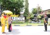 read news – Seperti ini Suasana Sakral Upacara Pedang Pora Penyambutan Kapolres Karimun Tradisi penyambutan Kapolres Karimun AKBP Ryky Widya Muharam, (kiri berseragam) berisi ucapan selamat datang dan menuju gerbang kesuksesan bagi personil yang akan memasuki Kesatuan Polres Karimun. Tradisi ini diawali dengan penyambutan pedang pora dan tarian selamat datang di Polres Karimun serta pengalungan bunga kepada AKBP Ryky Widya Muharam, Rabu (18/01/2023). ( foto : abdi perdana - batamtv.com)