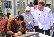 read news – Cek Sebaran Penduduk tiap Kabupaten, Ansar Ahmad: Tentukan Titik Pembangunan Sekolah Gubernur Kepri Ansar Ahmad ( baju batik cokelat) meresmikan penggunaan gedung SMAN 24 Sekupang Batam . Peresmian ditandai dengan penandatangan prasasti oleh Gubernur Ansar, dan juga pengguntingan pita atas pemakaian bangunan baru DAK SMAN 24 Kota Batam. Ansar Ahmad melakukan kunjungan kerja sekaligus menyerahkan bantuan ke SMAN 24 Tanjung Riau Kecamatan Sekupang, Kota Batam, Rabu (18/1). ( foto : muhammad amin - batamtv.com)