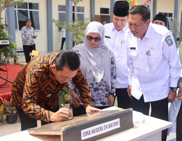 Gubernur Kepri Ansar Ahmad ( baju batik cokelat) meresmikan penggunaan gedung SMAN 24 Sekupang Batam . Peresmian ditandai dengan penandatangan prasasti oleh Gubernur Ansar, dan juga pengguntingan pita atas pemakaian bangunan baru DAK SMAN 24 Kota Batam.  Ansar Ahmad melakukan kunjungan kerja sekaligus menyerahkan bantuan ke SMAN 24 Tanjung Riau Kecamatan Sekupang, Kota Batam, Rabu (18/1). ( foto : muhammad amin - batamtv.com)