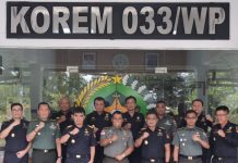 read news – Perkuat Kerjasama dan Kolaborasi, BC Batam Sambangi Korem 033 Kepala BC Batam, Ambang Priyonggo (ketiga dari kiri, baris depan) mengatakan sebagai implementasi Perjanjian Kerja Sama (PKS) antara Ditjen Bea dan Cukai bersama TNI AD yang telah diprakarsai oleh Dirjen Bea dan Cukai bersama Aster Kasad pada tanggal 03 Agustus 2022 di Medan, Sumatera Utara. Bea Cukai dan TNI adalah alat negara yang sama sama perlu saling mendukung dan bersinergi dalam mengamankan kebijakan pemerintah khususnya dibidang Kepabeanan dan Cukai. ( foto : dwi susilo - batamtv.com)