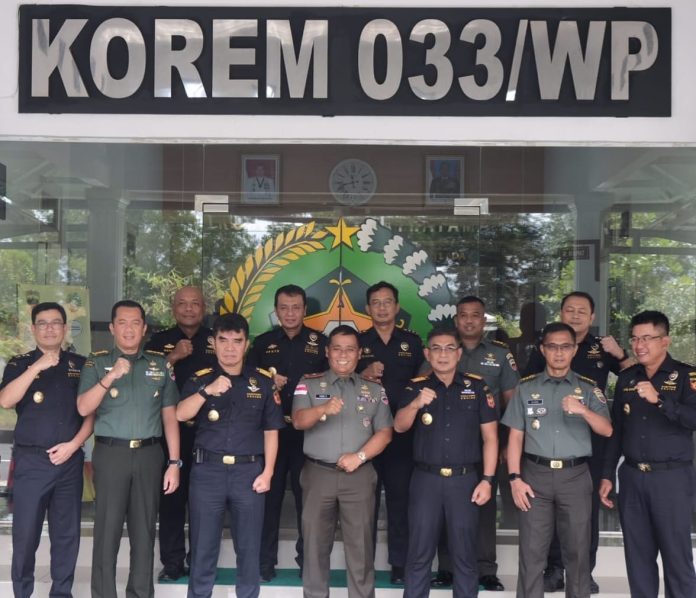 Kepala BC Batam, Ambang Priyonggo (ketiga dari kiri, baris depan) mengatakan sebagai implementasi Perjanjian Kerja Sama (PKS) antara Ditjen Bea dan Cukai bersama TNI AD yang telah diprakarsai oleh Dirjen Bea dan Cukai bersama Aster Kasad pada tanggal 03 Agustus 2022 di Medan, Sumatera Utara. Bea Cukai dan TNI adalah alat negara yang sama sama perlu saling mendukung dan bersinergi dalam mengamankan kebijakan pemerintah khususnya dibidang Kepabeanan dan Cukai. ( foto  : dwi susilo - batamtv.com)