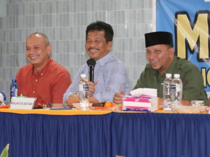 Musrenbang Kelurahan Kibing Kecamatan Batuaji, dibuka oleh Wali Kota Batam Muhammad Rudi. HM Rudi ( tengah)  juga memimpin jalannya Musyawarah Rencana Pembangunan (Musrenbang) Kelurahan Kibing Batuaji, Jumat (21/1/2023) malam. Pada Musrenbang 2023 ini, warga Kibing mengusulkan 30 program PSPK serta 10 program non PSPK yang akan dipertimbangkan dan dibahas untuk direalisasikan 2024 mendatang. ( foto : abyaqsa ramadan - batamtv.com)