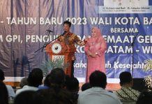 read news – HM Rudi Ajak Semua Elemen Dukung Pembangunan Kota Batam Walikota Batam HM Rudi dalam SIlaturahmi dan Peringatan Tahun Baru 2023 di GPI Sabtu (21/1/2023) malam , mengajak seluruh elemen masyarakat Kota Batam untuk dapat terus mendukung pembangunan Kota Batam. Dimana, saat ini tengah gencar-gencarnya dilakukan Pemko Batam maupun BP Batam. HM Rudi juga mengajak untuk terus jaga dan dukung agar benar-benar dapat menjadi kota yang maju . (Foto : abyaqsa ramadan - batamtv.com)