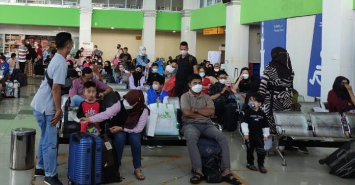(foto : dwi susilo - batamtv.com). Suasana pelabuhan Sri Bintan Pura di Tanjungpinang saat dibanjiri para penumpang yang baru tiba seusai merayakan liburan tahun baru Imlek, Minggu (22/1/2023) (foto : dwi susilo - batamtv.com).