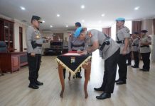 read news – Pelantikan Empat Pejabat Utama di Polda Kepri Kapolda Kepri Irjen Pol. Dr. Aris Budiman, M.Si., (kiri) di Ruang Kerja Kapolda Kepri pada Selasa (24/1/2023) melantik empat pejkabat utama di Polda Kepri. Keempat pejabat yang dilantik yaitu Dirkrimsus, Dansat Berimob, Kabid Propam dan Kabid Keuangan Polda Kepri. Sertijab empat perwira Polda ini, juga dihadiri oleh Irwasda Polda Kepri dan Pejabat Utama Polda Kepri. ( foto : abyaqsa ramadan-batamtv.com)