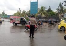 read news – Kurangi Kemacetan, Polsek Batu Ampar Bantu Lancarkan Arus Lalu Lintas Dalam rangka memperlancar laju kendaraan, maka jajaran personil Polsek Batuampar melaksanakan Kegiatan Strong Point pagi di titik rawan macet yang ada di wilayah Kecamatan pada Rabu 25/01/2023). Nampak seorang personil tengah menjalankan Strong Point di tengah tengah aktifitas masyarakat untuk memberikan pelayanan, ciptakan rasa aman dimasyarakat serta minimalisir terjadinya kemacetan ataupun lakanlantas. ( foto : abyaqsa ramadan - batamtv.com)