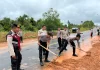 read news – Anggota Polres Bintan Ramai-ramai Bersihkan Jalan Raya dari Lumpur Terlihat di Jalan Lintas Barat mendekati Simpang Bintan Buyu Kabupaten Bintan personil Polres Bintan nampak membersihkan jalan yang dipenuhi lumpur. Hal ini untuk mencegah terjadinya kecelakaan di lokasi tersebut personil Polres Bintan diturunkan untuk membersihkan jalan tersebut dari genangan lumpur. Aksi gotong royong ini langsung ditinjau Kapolres Bintan AKBP Riky Ismoyo, Rabu (25/1/2023). ( foto : dwi susilo - batamtv)