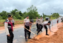 read news – Anggota Polres Bintan Ramai-ramai Bersihkan Jalan Raya dari Lumpur Terlihat di Jalan Lintas Barat mendekati Simpang Bintan Buyu Kabupaten Bintan personil Polres Bintan nampak membersihkan jalan yang dipenuhi lumpur. Hal ini untuk mencegah terjadinya kecelakaan di lokasi tersebut personil Polres Bintan diturunkan untuk membersihkan jalan tersebut dari genangan lumpur. Aksi gotong royong ini langsung ditinjau Kapolres Bintan AKBP Riky Ismoyo, Rabu (25/1/2023). ( foto : dwi susilo - batamtv)