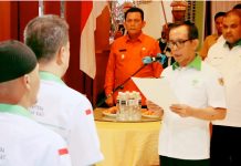 read news – Gubernur Ansar Ahmad Apresiasi Keberadaan Koperasi HKTI Kepri Demikian disampaikan Gubernur Provinsi Kepulauan Riau (Kepri) Ansar Ahmad (belakang, baju orange) saat Pelantikan Pengurus Koperasi HKTI Tani Makmur Sejahtera Bumi Indonesia Provinsi Kepri Masa Bhakti 2023-2028 di Golden Prawn, Bengkong, Kota Batam, Ahad, 29 Januari 2023. Ansar mengharapkan kehadiran Pengurus Koperasi Himpunan Kelompok Tani Indonesia (HKTI) Tani Makmur Sejahtera Bumi Indonesia menjadi wadah pengembangan dan memajukan para petani dan juga pengusaha di bidang komoditas pertanian. ( foto : abyaqsa ramadan-batamtv.com)